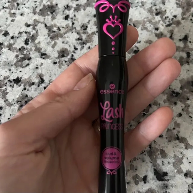 essence Lash Princess Curl & Volume Mascara Review image 7